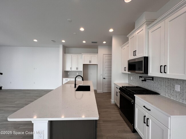 Foto del edificio - 7680 Allure Dr