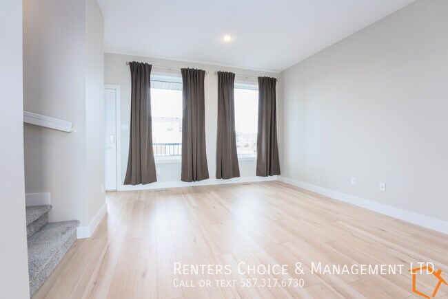 Photo du bâtiment - Less Than 10 Year Old, 2-Storey Main Floor...