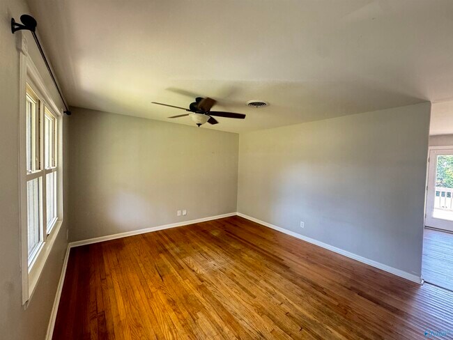 Foto del edificio - 10020 Strong Dr SE