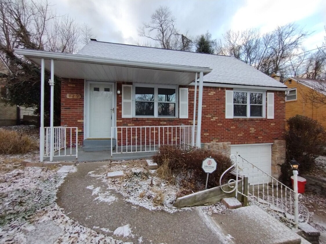 Primary Photo - 3 Bedroom - Fresh Paint - Sun Porch - Sing...