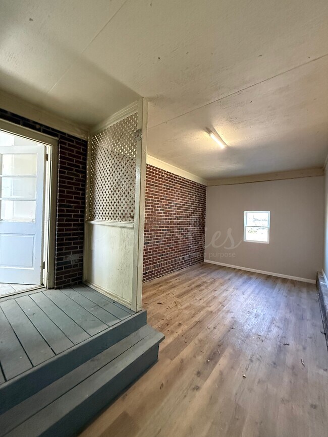 Building Photo - 921 Woodland Dr