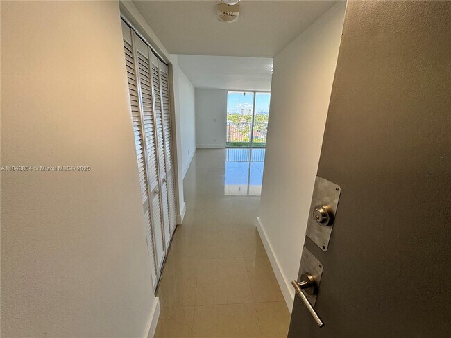 Foto del edificio - 2000 NE 135th St