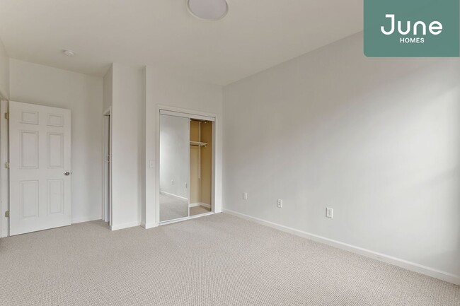 Building Photo - Queen room in 5-bed/7.0-bath Home