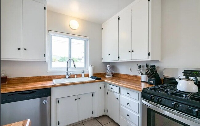 Foto del edificio - 2219 Albury Ave