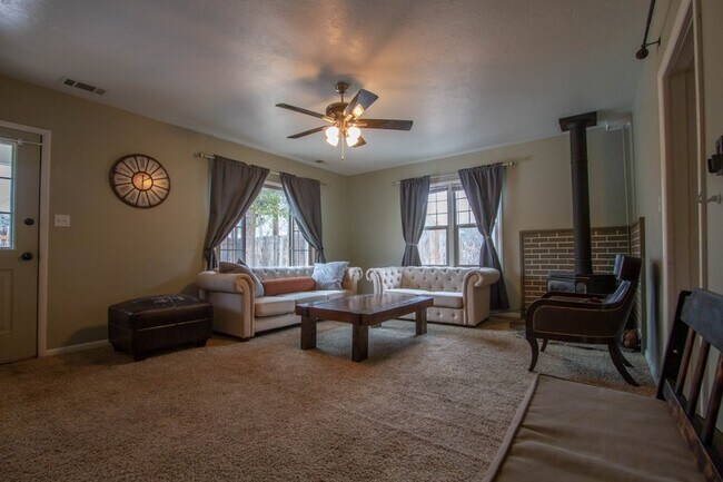 Foto del edificio - 1679 Fowler Ave