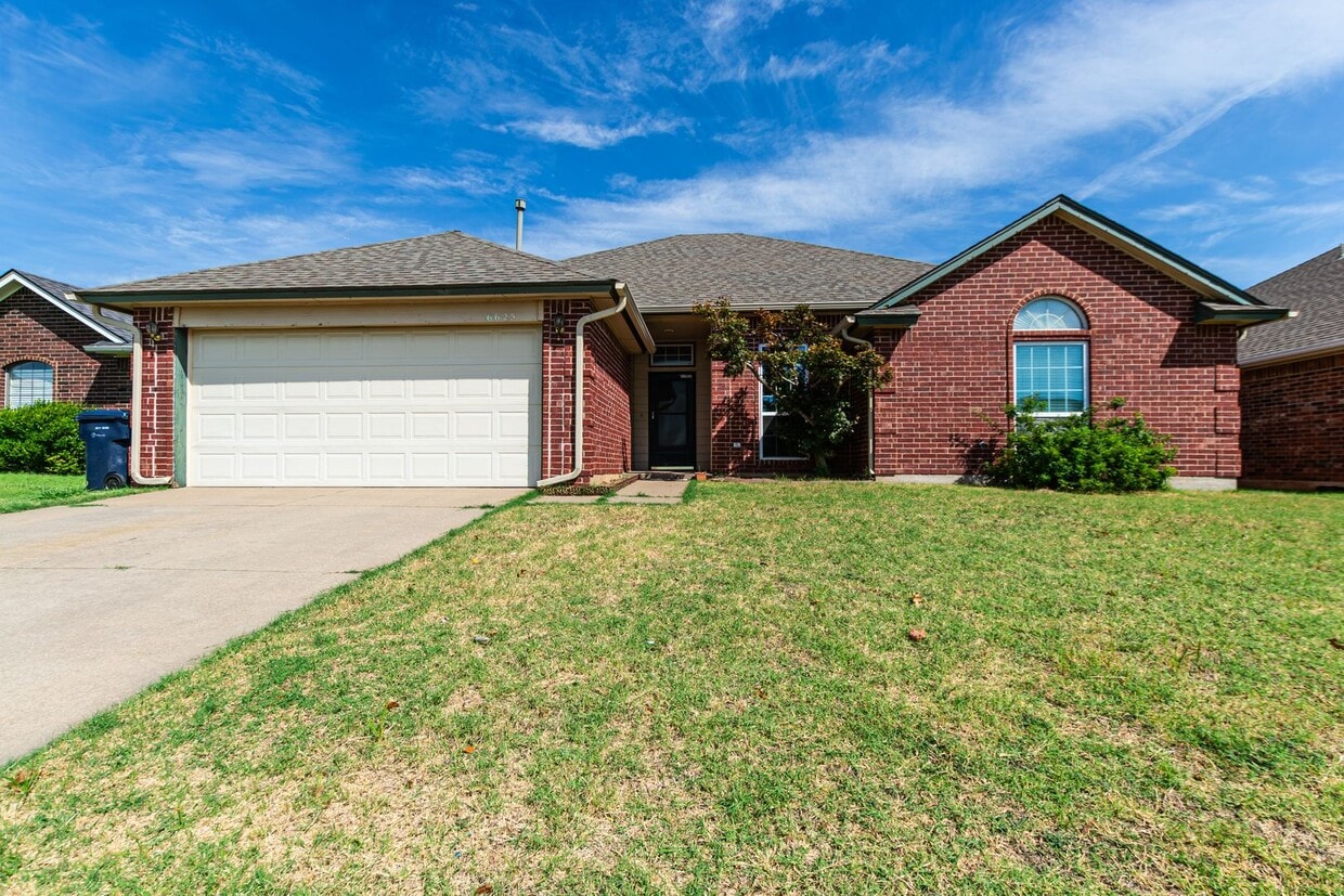 Primary Photo - Massive 4BD/2.5 BTH right off of JKP Turnp...