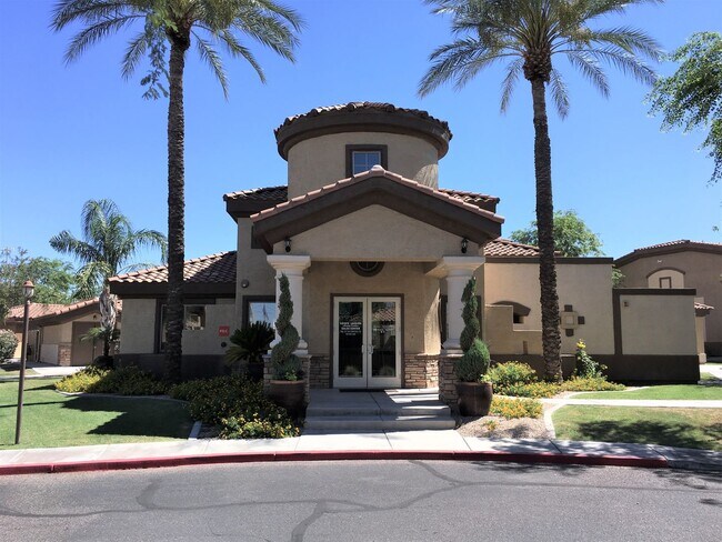 Foto del edificio - **SPECTACULAR - 2BEDROOM/2BATHROOM/1GARAGE/GATED CONDO (SOUTHERN & CRISMON)**