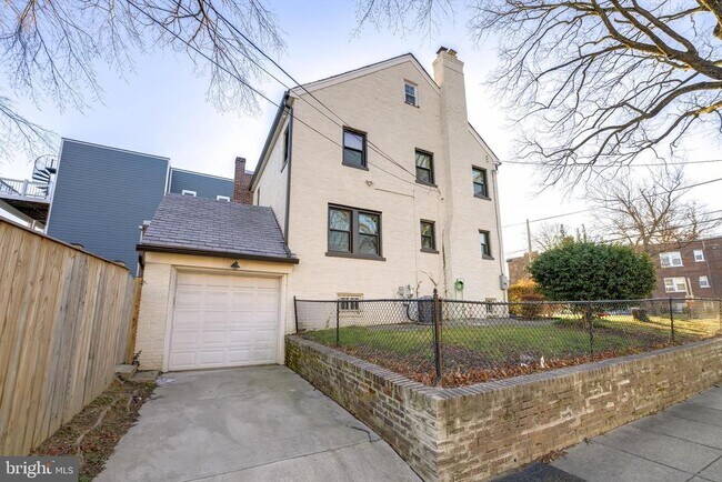 Foto del edificio - 1900 Q St SE