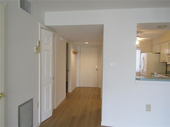 Foto del edificio - 5236 Lake Village Dr