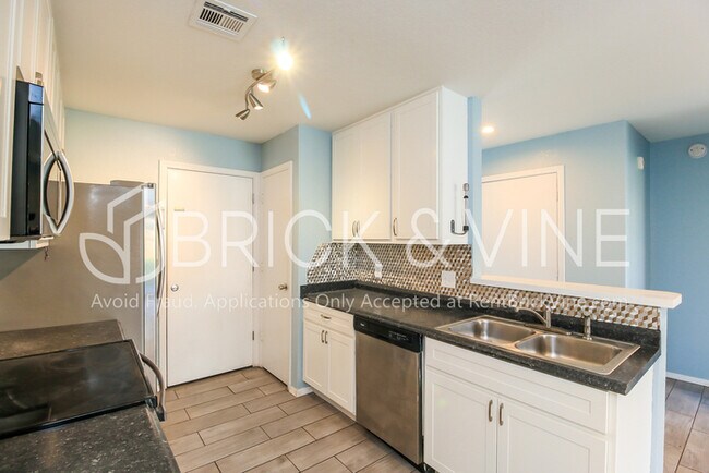 Photo - 920 Periwinkle Dr House