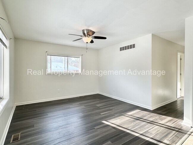 Foto del edificio - Fully Rebuilt 4-Bedroom Home with Spacious Backyard in Oak Park