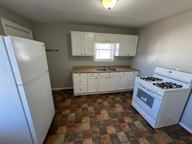 Building Photo - Super cute 2 bed  at the right place and price