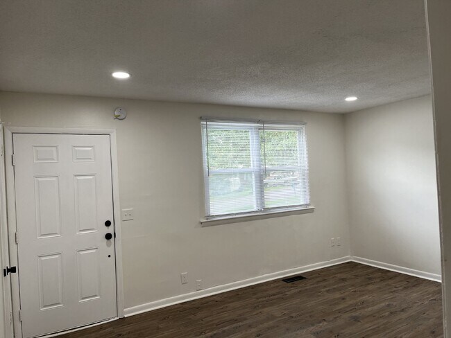 Foto del edificio - "Charming 3-Bed Home on Cherry Tree Drive ...