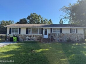 Building Photo - 712 W Pineland Dr