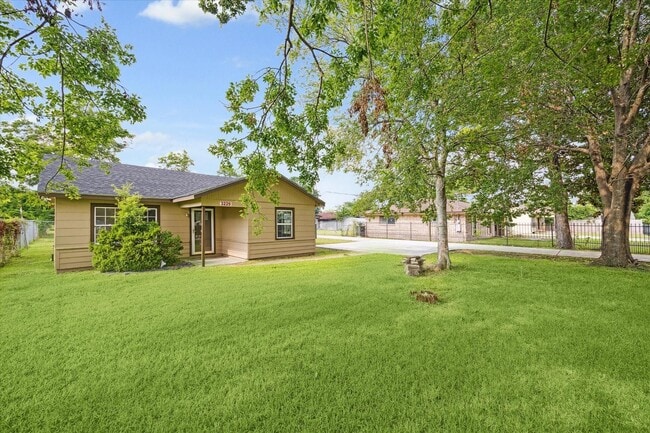 Foto del edificio - 3229 Persimmon St