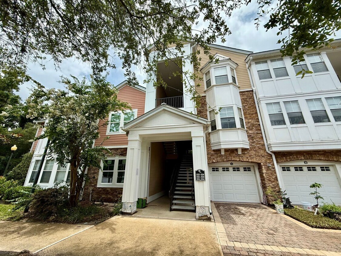 Foto principal - Bright and updated 3-bedroom, 2-bath condo