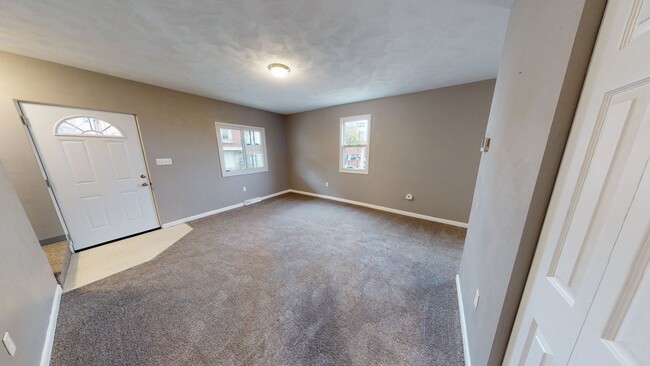 Building Photo - Renovated 2 Bed /1 Bath Single Family Home...