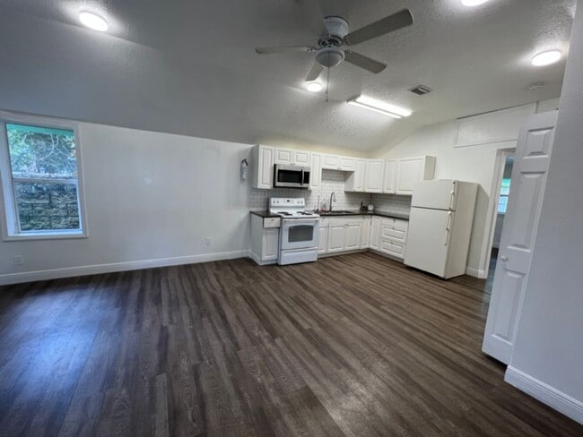 Building Photo - SRATm Triplex 1009 &amp; 1011 26th Ave W B...