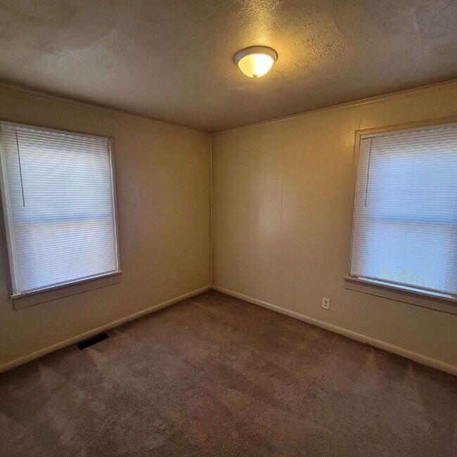 Foto del edificio - Irvington 3BR House w/Fenced Yard!