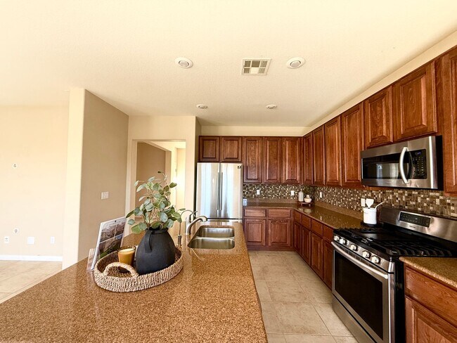 Building Photo - Welcome to this 5-Bedroom Henderson Home