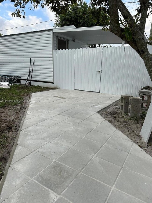 Foto del edificio - 235 W 16th St