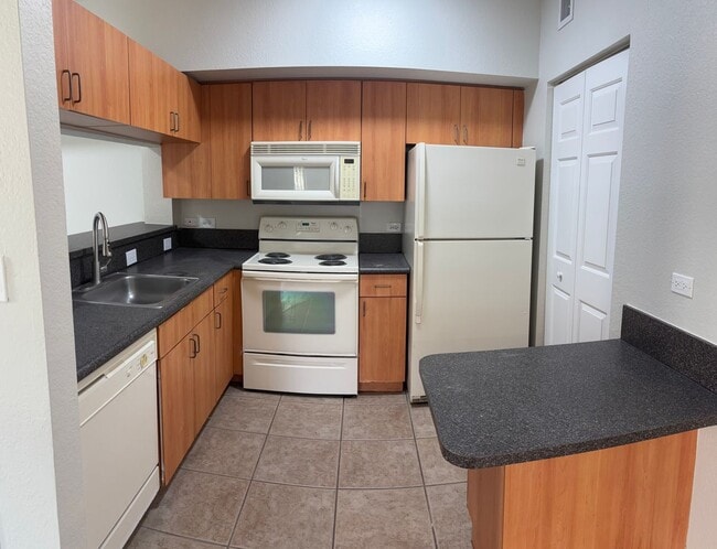 Foto del edificio - Up to 2 Months Free! Spacious 2/2 Corner Lake View Unit in Coral Springs!