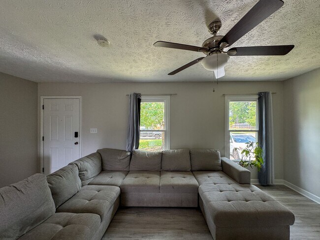Foto del edificio - Beautiful 3 Bed 2 Bath Fayetteville Home with Fenced Yard