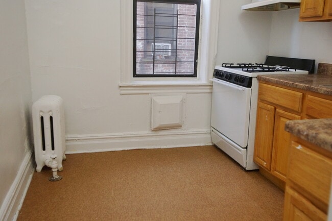 Building Photo - 1315 W 7th St