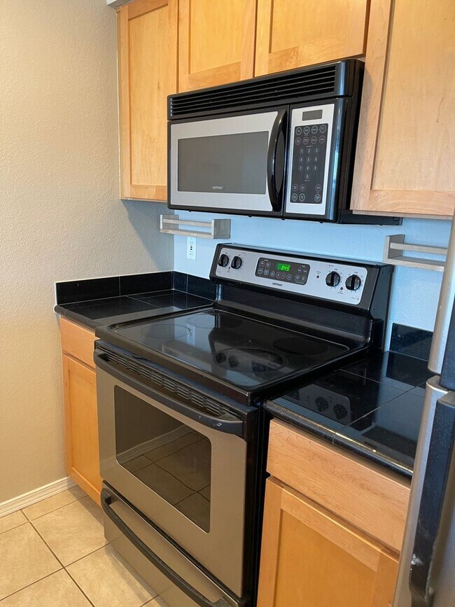 Building Photo - Charming Condo on First Hill!