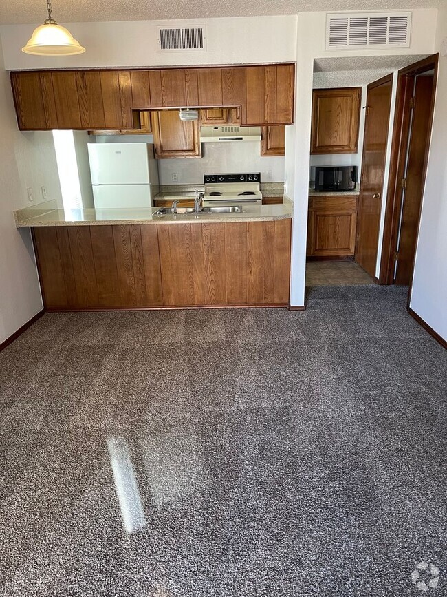 Building Photo - 4201 SE Camelot Dr
