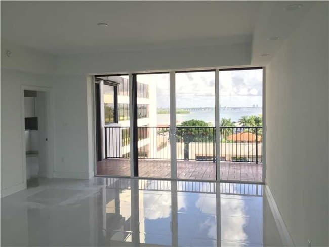 Building Photo - 1000 Venetian Way