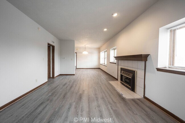 Foto del edificio - Spacious 2 Bed, 2 Bath Apartment in Indian...