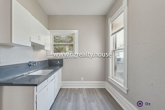 Foto del edificio - 1303 Western Ave