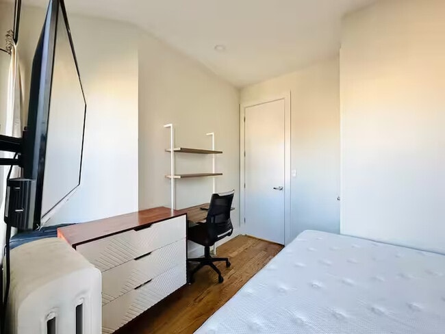 Building Photo - Furnished room/NOT APARTMENT