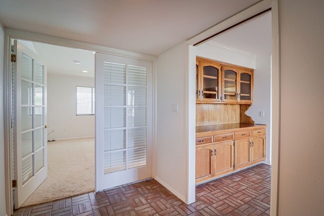Building Photo - Ranch in NW Bakersfield w/Pool!