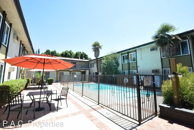 Building Photo - Studio, 1 bath Apartment - 7350 Kester Ave...