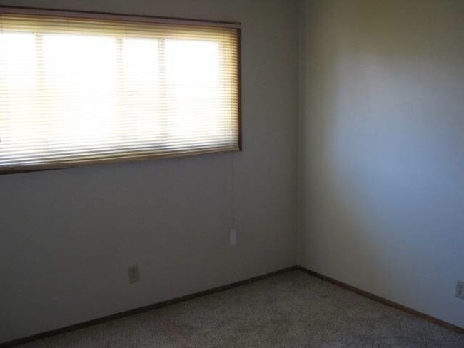 Building Photo - 6600 N 77th Street - 2  Bedroom Lower
