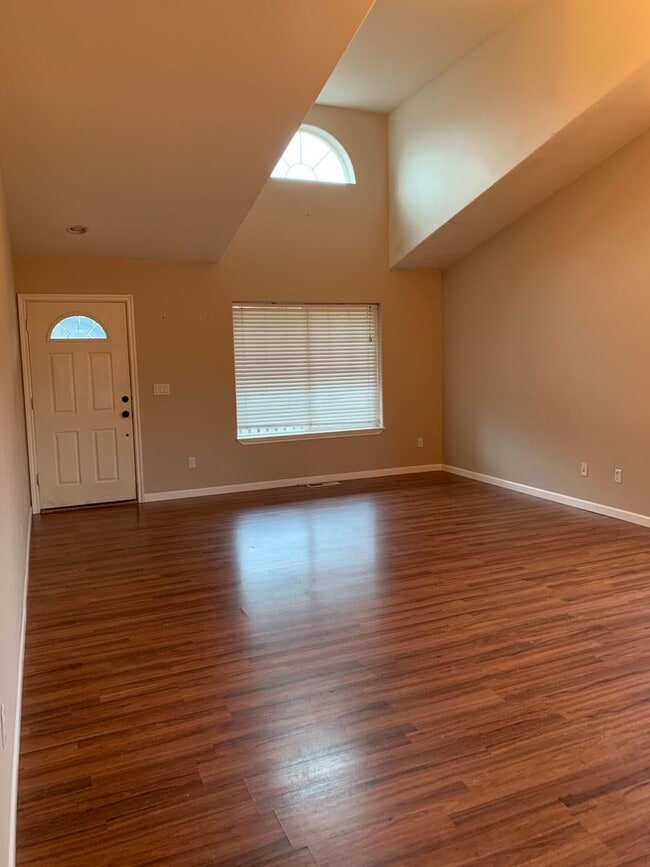 Building Photo - Spacious 4 bed/2.5 Bath Single Family Home Hillsboro