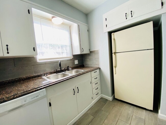 Building Photo - MUST SEE!!!!! Newly remodeled 4 bedroom 1....