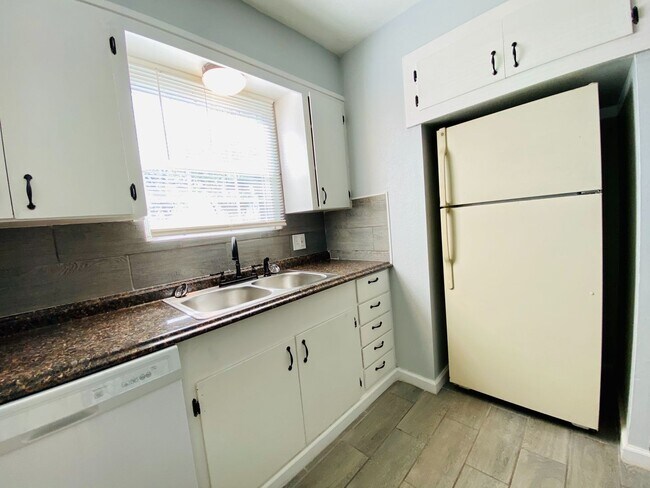 Foto del edificio - MUST SEE!!!!! Newly remodeled 4 bedroom 1....