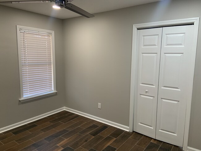 Building Photo - Updated 3 bedroom/2 bathroom duplex near campus!