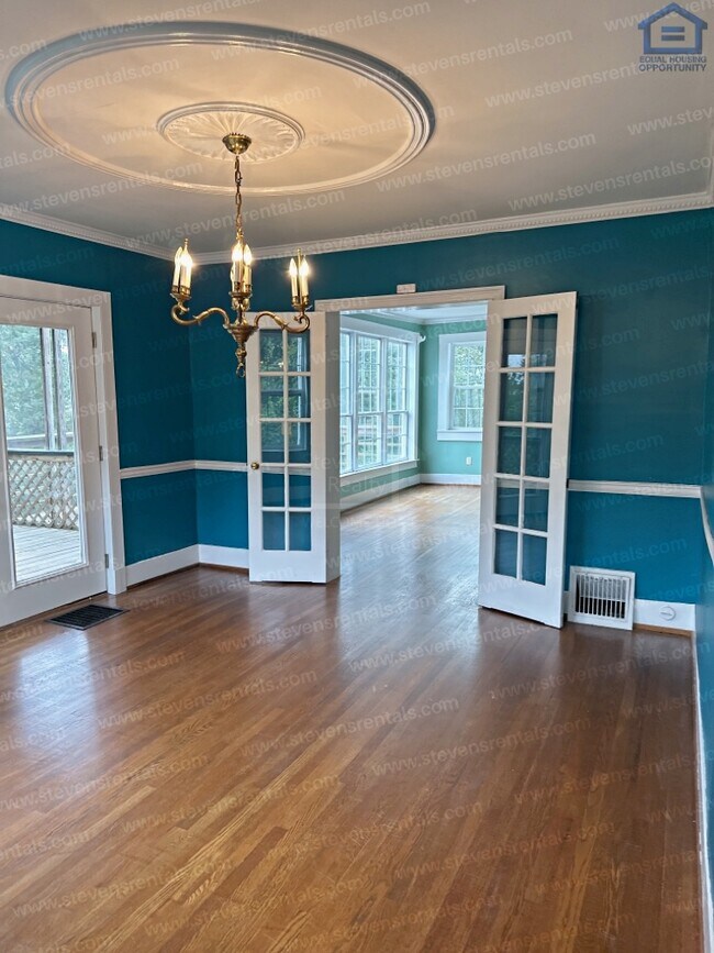 Building Photo - 2884 Crest Terrace Dr