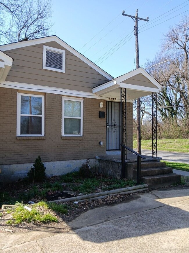 Building Photo - Newly Renovated 2 bedroom 1 bathroom - OPEN TO SECTION 8