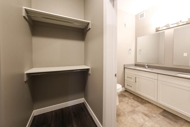 Salle de bains attenante/dressing dans la chambre principale - Parkview Terrace