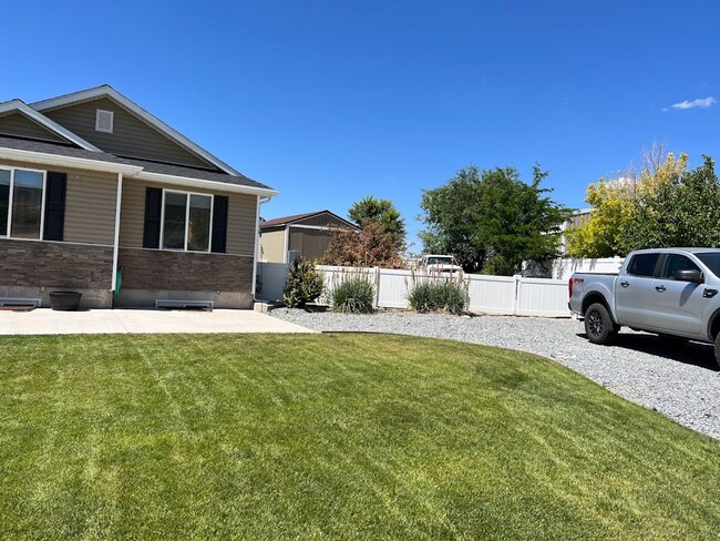 Building Photo - Newly Remodeled Custom Home