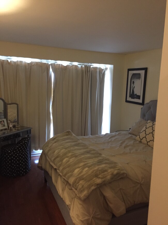 Large Bedroom - 1960 N Lincoln Park W