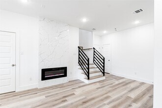 Building Photo - 610 E 41st St