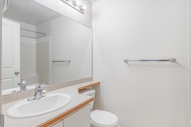Photo du bâtiment - 16221 95 St NW