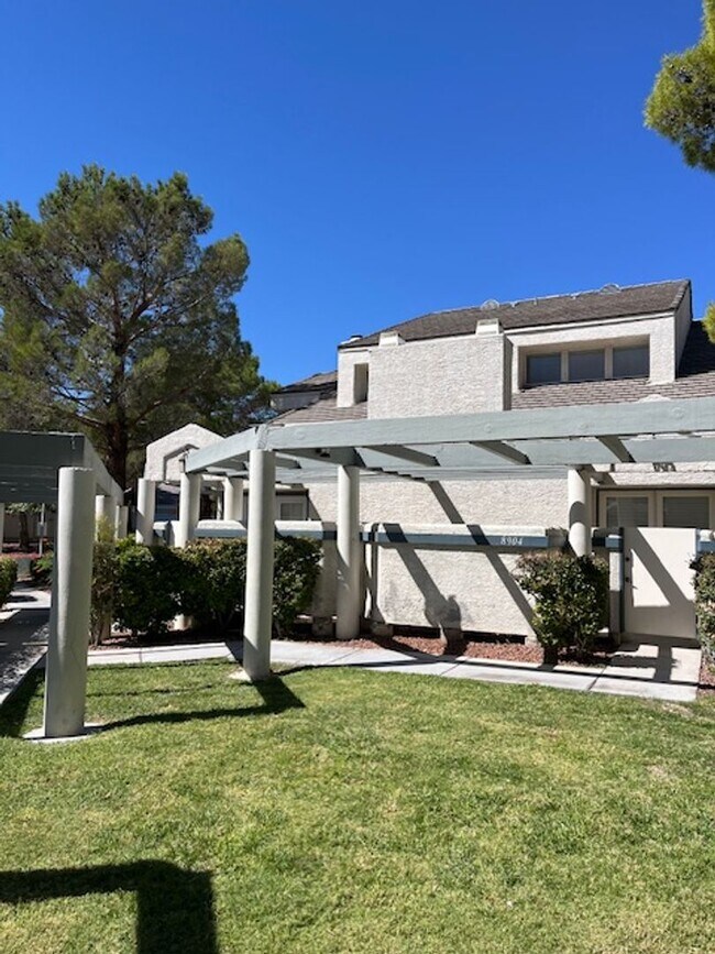 Building Photo - Great 2 story 2 bedroom Townhome in the La...