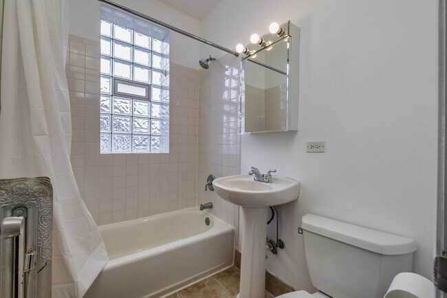 Foto del edificio - 2448 W Addison St
